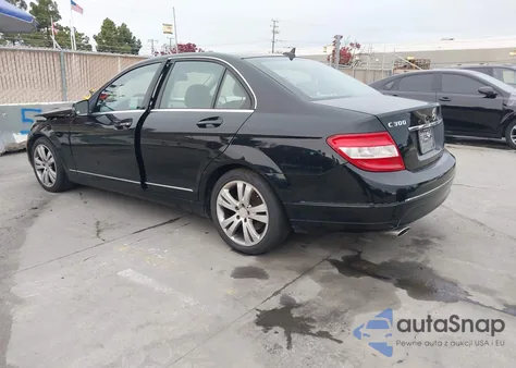 2011 Mercedes-Benz C 300 Luxury z USA, uszkodzony, nr VIN WDDGF5EB8BA467755